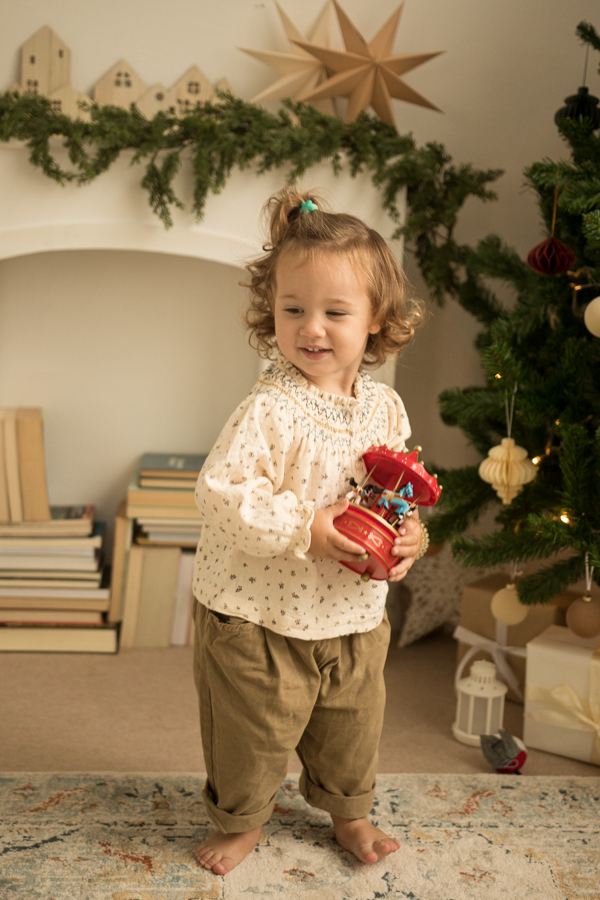 sesiones de navidad en estudio en Gijón. Con árbol de navidad y decoración navideña en un ambiente natural y casero