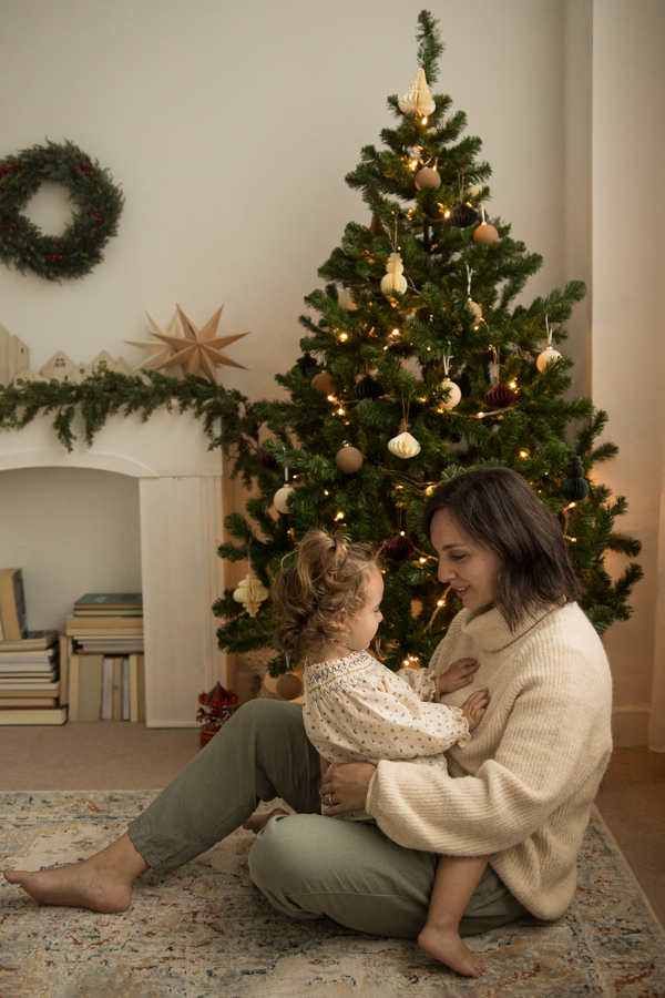sesiones de navidad en estudio en Gijón. Con árbol de navidad y decoración navideña en un ambiente natural y casero