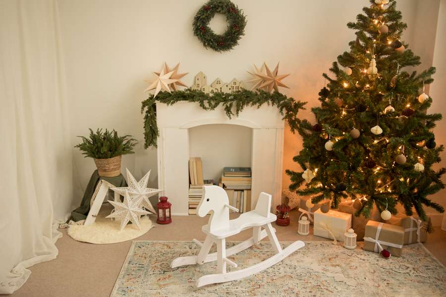 sesiones de navidad en estudio en Gijón. Con árbol de navidad y decoración navideña en un ambiente natural y casero
