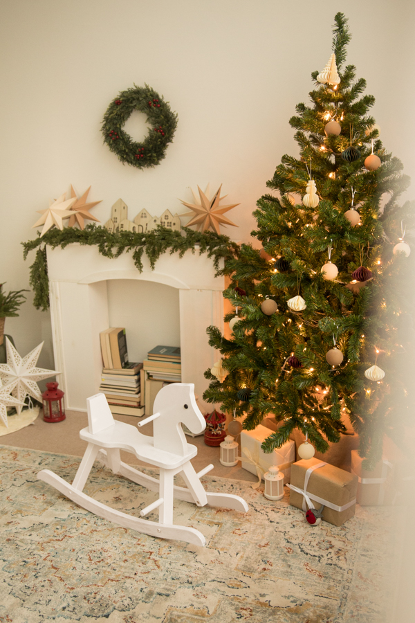 sesiones de navidad en estudio en Gijón. Con árbol de navidad y decoración navideña en un ambiente natural y casero