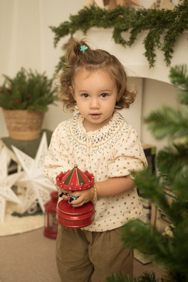 sesiones de navidad en estudio en Gijón. Con árbol de navidad y decoración navideña en un ambiente natural y casero