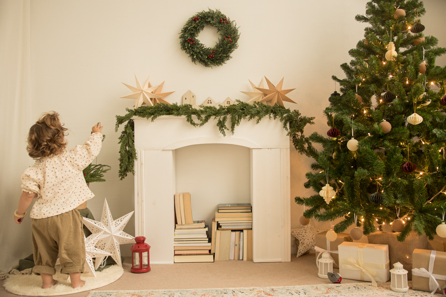 sesiones de navidad en estudio en Gijón. Con árbol de navidad y decoración navideña en un ambiente natural y casero