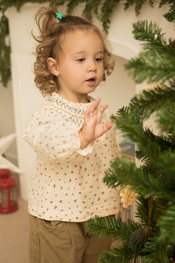 sesiones de navidad en estudio en Gijón. Con árbol de navidad y decoración navideña en un ambiente natural y casero
