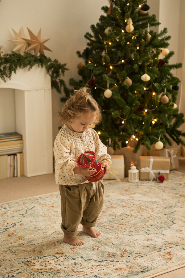 sesiones de navidad en estudio en Gijón. Con árbol de navidad y decoración navideña en un ambiente natural y casero