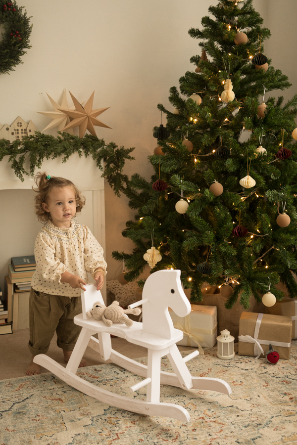 sesiones de navidad en estudio en Gijón. Con árbol de navidad y decoración navideña en un ambiente natural y casero