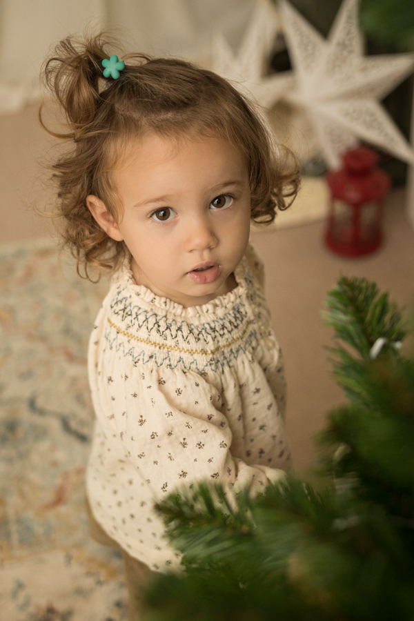 sesiones de navidad en estudio en Gijón. Con árbol de navidad y decoración navideña en un ambiente natural y casero
