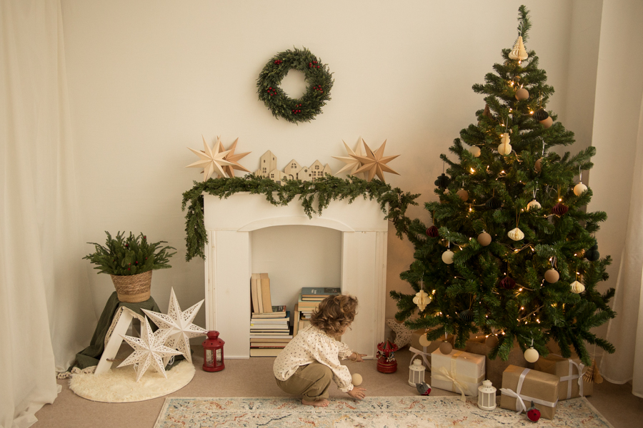 Foto-Navidad2025-Estudio-Asturias-Gijon-Niños (8) sesiones de navidad en estudio en Gijón. Con árbol de navidad y decoración navideña en un ambiente natural y casero