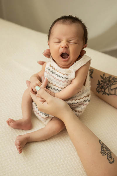 Sesión fotográfica de un recién nacido con sus padres